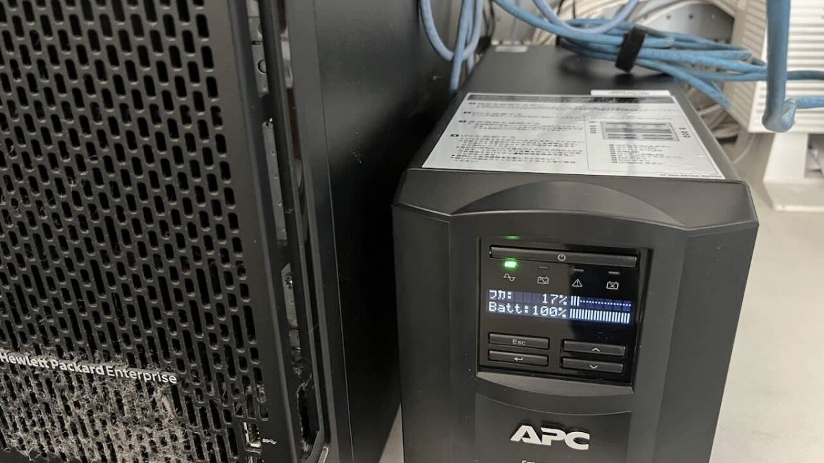 ファイルサーバーが突然停止する不具合の対応、UPSを交換